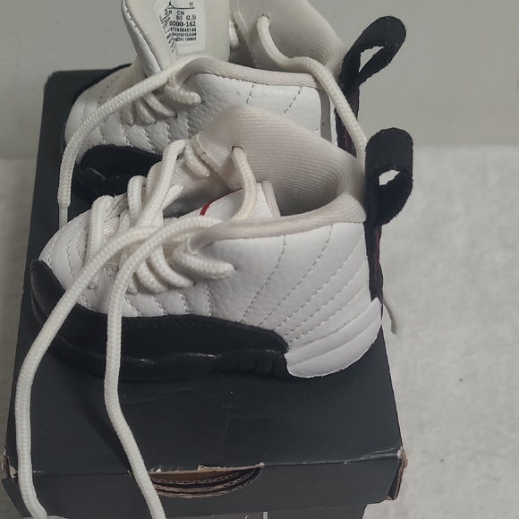 Jordan White and Black Sneakers Classic Basketball Design - Picture 4 of 8